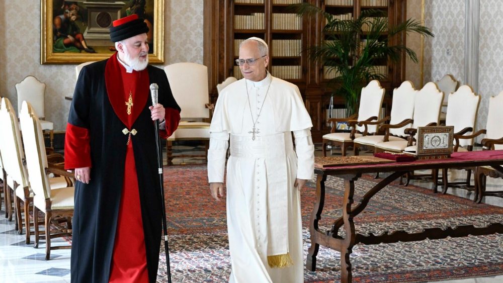 Papa Leão XIV com o patriarca Mar Awa III