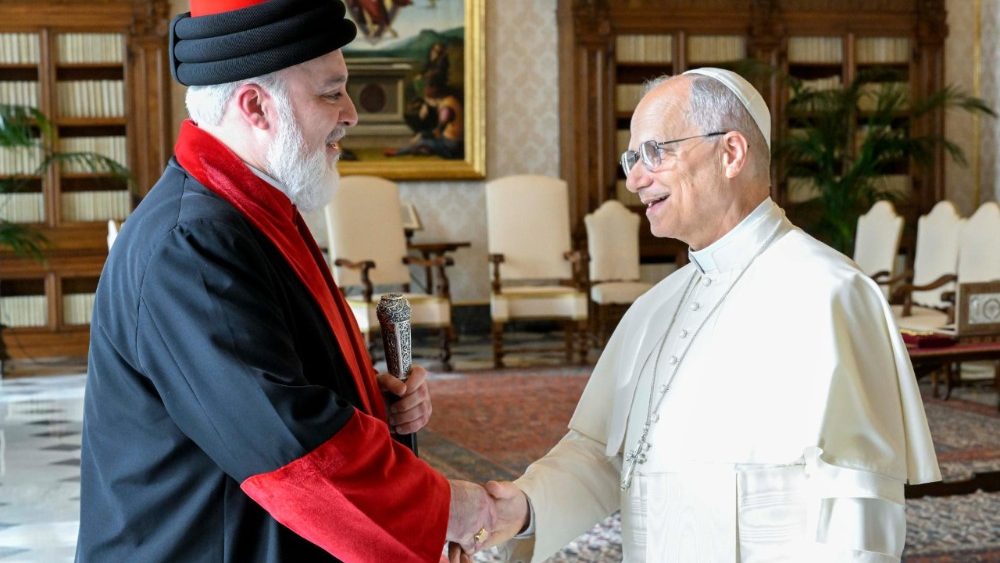 Papa Leão XIV com o patriarca Mar Awa III