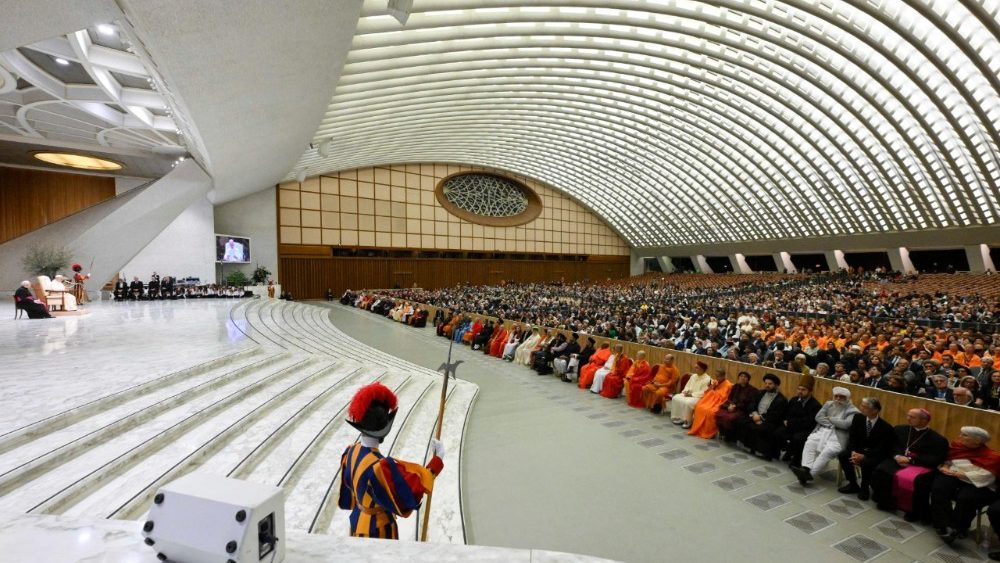 Папа Леў XIV падчас міжрэлігійнай сустрэчы ў Ватыкане