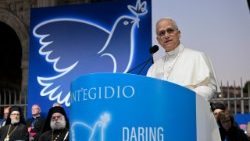 Le Pape Léon XIV lors de la clôture de la Rencontre Internationale de Prière pour la Paix au Colisée, mardi 28 octobre 2025, en présence des chefs religieux.