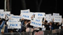 Carteles con la palabra “Paz” en varios idiomas durante el encuentro internacional en el Coliseo “Atreverse a la paz”