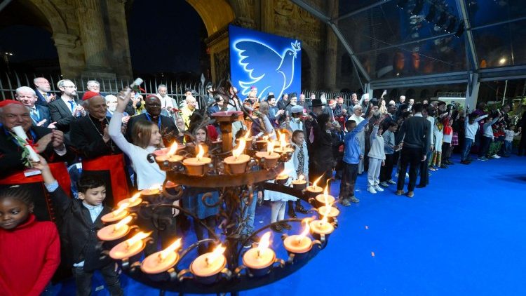 Il candelabro della pace acceso dal Papa e dai leader religioni