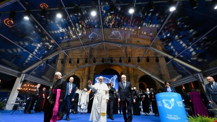 Papst Leo beim Friedensgebet im Kolosseum 