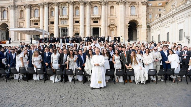 Picha ya Pamoja na wenye ndoa wapya kabla ya Katekesi