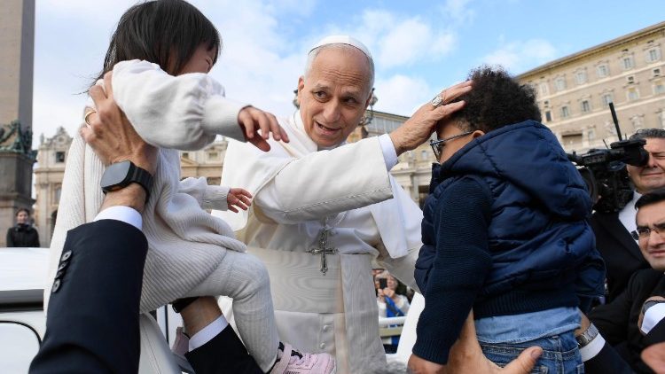 Papa akibariki watoto