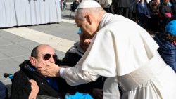 Der Papst begrüßt bei jeder Generalaudienz auch kranke und behinderte Menschen