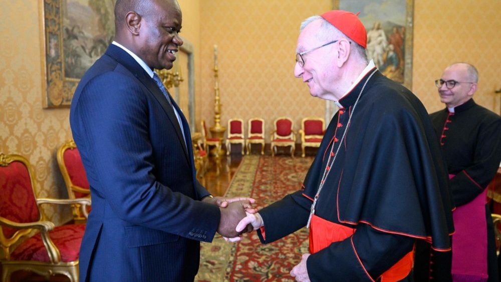 Gabonský prezident a kardínál Parolin