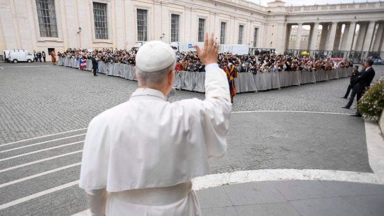 Przed rozpoczęciem spotkania, Leon XIV wyszedł najpierw do tych, zgromadzonych przed aulą