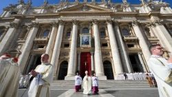 Šv. J. H. Newmano atvaizdas ant Šv. Petro bazilikos fasado