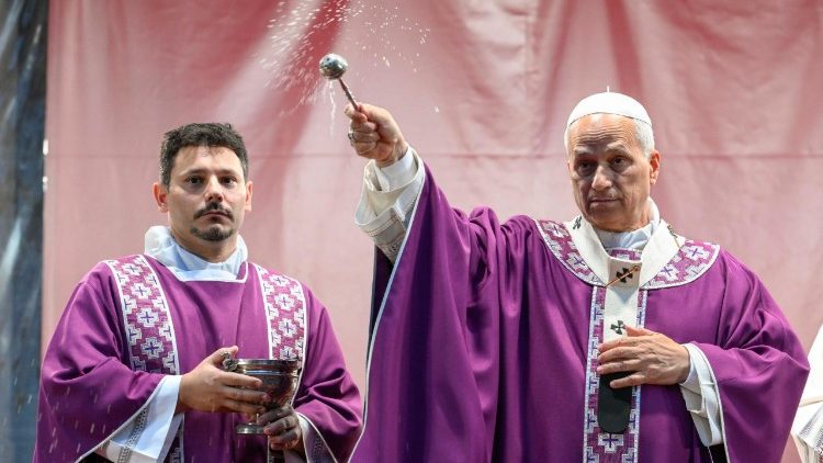 Papa akiwabariki kwa maji ya baraka