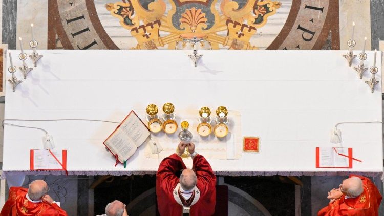 2025.11.03 Sfânta Liturghie pentru odihna veșnică a papei Francisc, a cardinalilor și a episcopilor care au murit în decursul anului. 