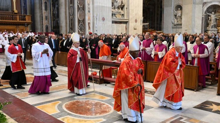 Liturgický průvod při mši svaté za biskupy zemřelé v minulých měsících