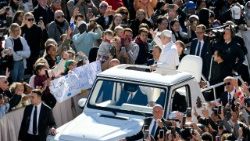 2025.11.05 आमदर्शन समारोह में संत पापा लियो प्रांगण में विश्वासियों का अभिवादन करते हुए