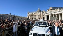 Lev XIV. mezi poutníky na Náměstí sv. Petra