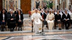 Papež s účastnicemi generálních kapitul Sester Ježíše a Marie a Misionářek sv. Karla Boromejského