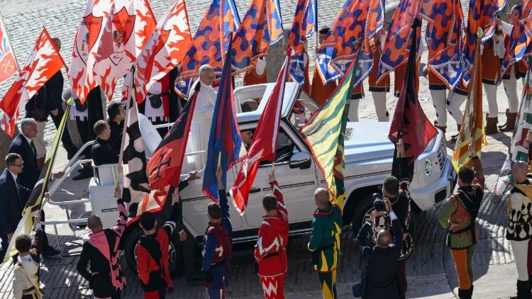 Papamobil v pestrobarevn&eacute;m obkl&iacute;čen&iacute; 