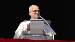 Papež Leon XIV. je z okna apostolske palače na Trgu sv. Petra vodil opoldansko molitev Angel Gospodov.