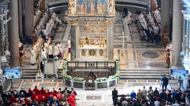 Papež Lev XIV. při bohoslužbě ve své katedrále, bazilice sv. Jana na Lateránu, v neděli 9. listopadu 2025