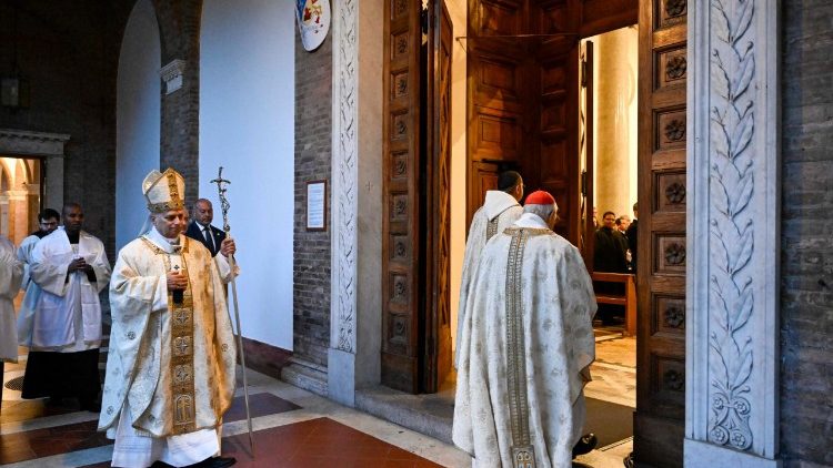 Papež vstupuje do kostela sv. Anselma