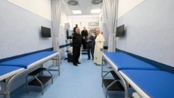 संत मार्टिन क्लिनिक का उद्घाटन करते पोप लियो 14वें