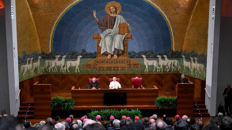 "Lateranska univerza ima v papeževem srcu posebno mesto in papež vas spodbuja, da sanjate "na veliko" ... da z veseljem delate, da bi vsi lahko odkrili Kristusa in v Njem našli polnost, h kateri stremijo."