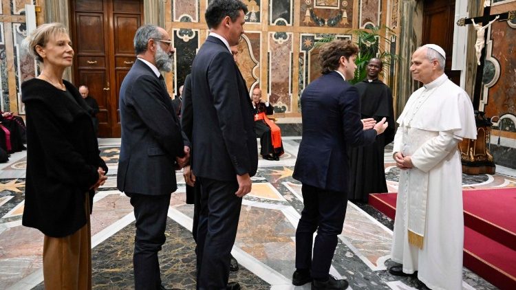 सन्त पापा लियो 14 वें  जिनेमा जगत के कलाकारों से मुलाकात करते हुए