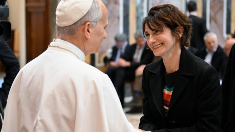 A Szentatya köszönti az audiencia résztvevőit