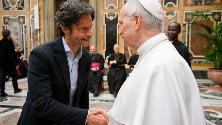 A pápa egyenként üdvözölt mindenkit