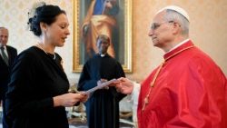 Новая пасол Грэцыі пры Святым Пасадзе, спадарыня Дэспіна Пулу, уручыла даверчыя граматы Папу Льву XIV