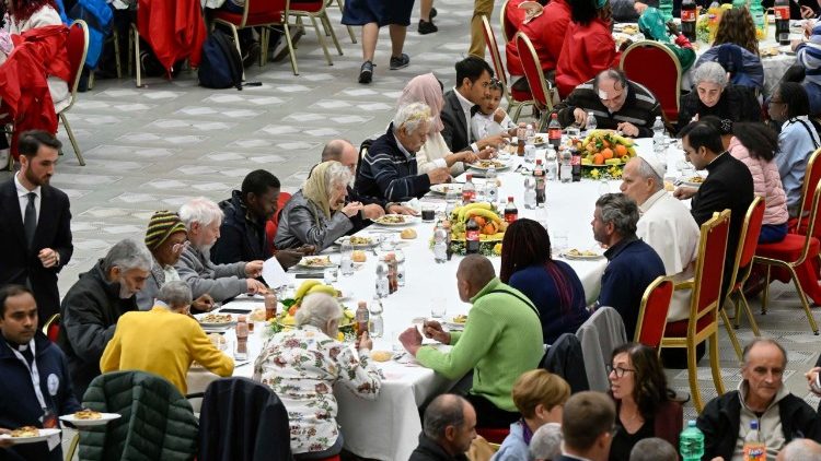 Wsp&oacute;lny obiad w Auli Pawła VI