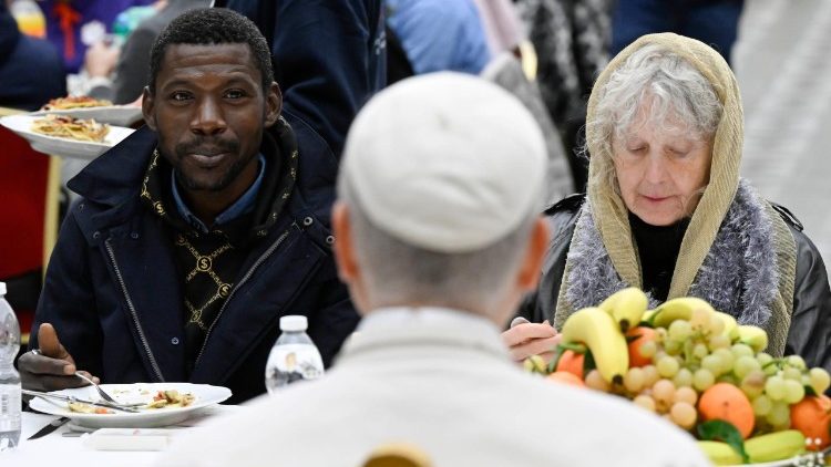 Papa Leon al XIV-lea la prânzul cu persoane cu dificultăți materiale, organizat duminică, 16 noiembrie 2025, în Aula Paul al VI-lea, din Vatican, de Ziua Mondială a Săracilor