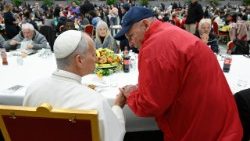 പാവങ്ങളായ സഹോദരങ്ങൾക്കൊപ്പം ഉച്ചഭക്ഷണം കഴിക്കുന്ന പരിശുദ്ധ പിതാവ് ലിയോ പതിനാലാമൻ 