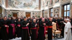 Papież z dyplomatami watykańskimi