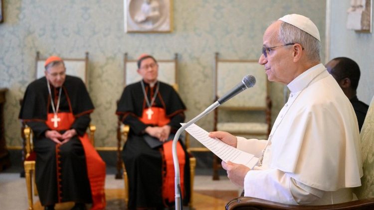 Påve leo XIV med medlemmar i Katolska Bibelfederationen