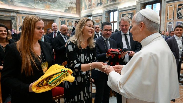 അംഗങ്ങളെ പാപ്പാ അഭിവാദ്യം ചെയ്യുന്നു 