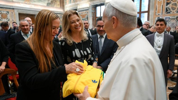 El Papa saluda a los participantes en el seminario.