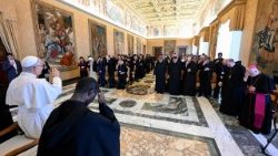 2025.11.17 La papa Leon XIV, participanții la cursul de actualizare pentru responsabilii diecezani cu pastorația liturgică, organizat de Institutul Pontifical Liturgic ”Sfântul Anselm”. 
