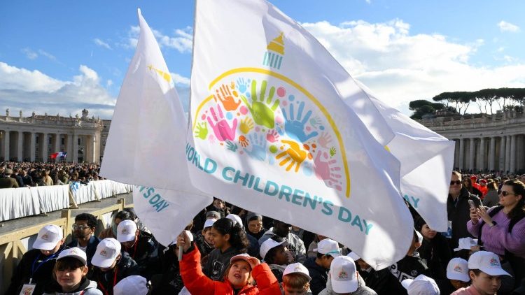 Una delegación de niños con la bandera de la Jornada Mundial estuvo presente en la Audiencia General de la Plaza de San Pedro.