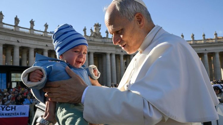 Le&oacute; p&aacute;pa meg&aacute;ld egy kisgyermeket