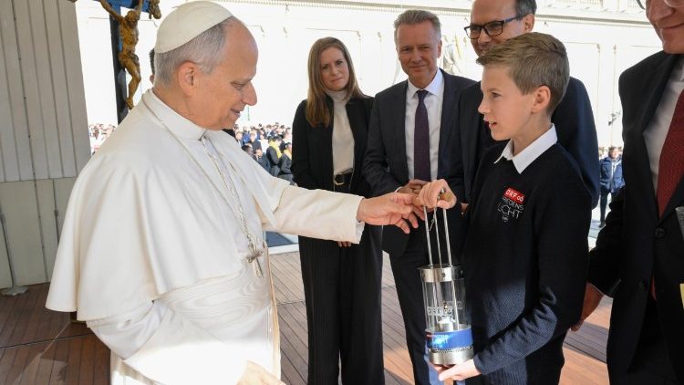 Florian, de 13 años y originario de Austria, pide al Papa que bendiga la linterna con la Luz de la Paz de Belén.