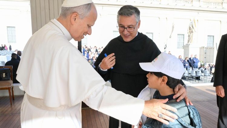 गाजा के एक 7 वर्षीय बालक, माजद बर्नार्ड ने, विश्व बाल दिवस के लिए परमधर्मपीठीय समिति (डब्ल्यूसीडी) के अध्यक्ष, फादर एंज़ो फ़ोर्टुनातो, ओएफएम 