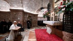 Papež Lev XIV. před hrobem sv. Františka v Assisi, 20. listopadu 2025