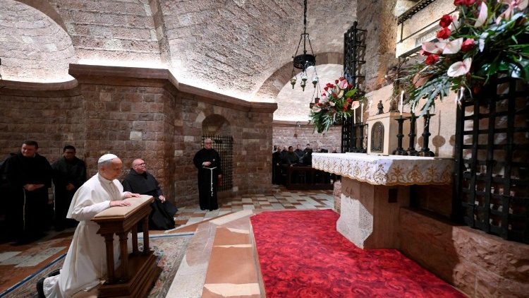 Nach der Ankunft in Assisi: Gebet am Grab des hl. Franziskus