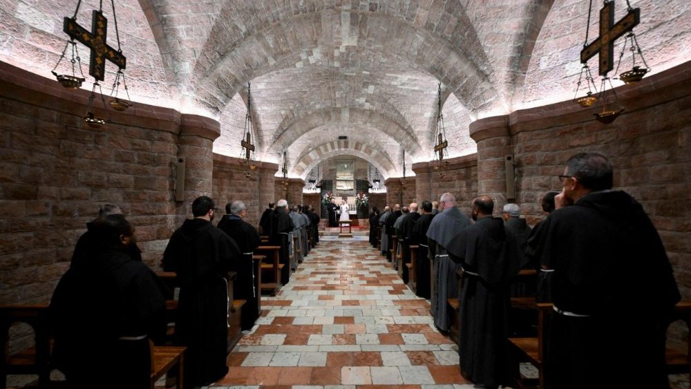 Papa s okupljenim franjevcima