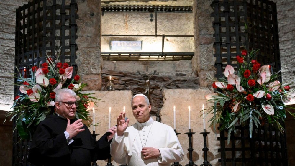Papa pozdravlja okupljene pred grobom sv. Franje Asiškoga