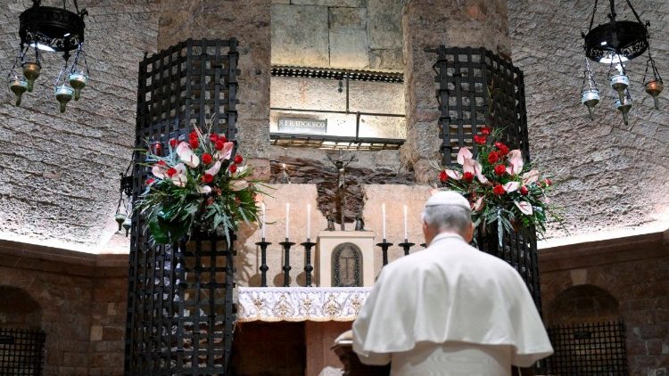 Le Pape prie devant la tombe de saint François, ce jeudi 20 novembre 2025, à Assise.