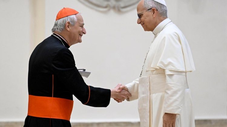 Kardinál Matteo Zuppi, předseda Italské biskupské konference, zdraví papeže Lva