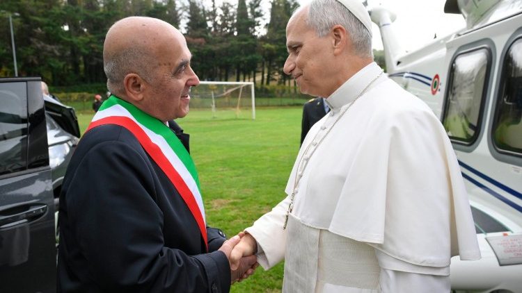 Papa akisalimiana na Meya wa Mji