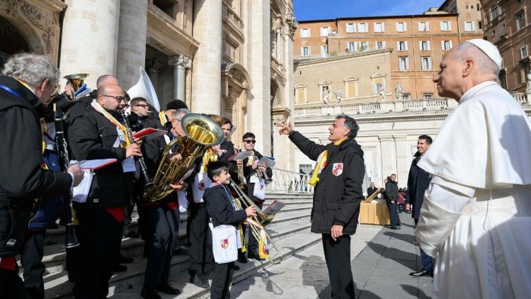 Bendi ikitumbuiza Papa