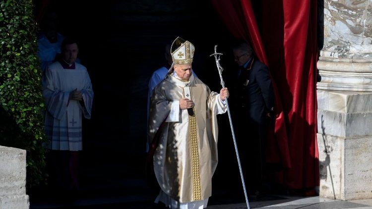 Papež Lev XIV. vychází z baziliky sv. Petra, 23. listopadu 2025